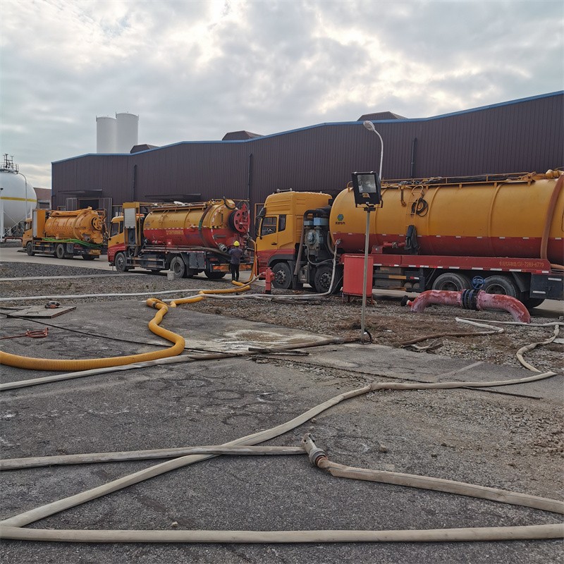 富文镇污水池清理