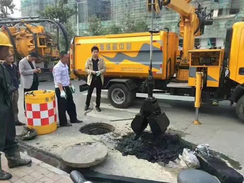 富文镇街道：网格员化身“清道夫”，为民解忧疏通“堵心”化粪池