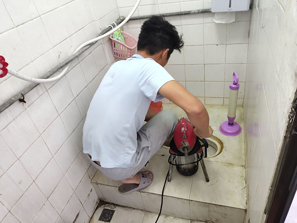 富文镇管道堵塞冒臭气 专业师傅现场解决问题